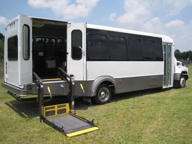 2008 Goshen Chevrolet C5500 Cutaway - Image 2