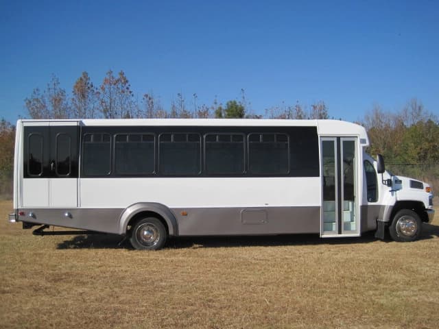 2008 Goshen Chevrolet C5500 Cutaway - Image 3