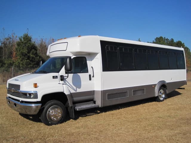 2008 Goshen Chevrolet C5500 Cutaway - Image 1
