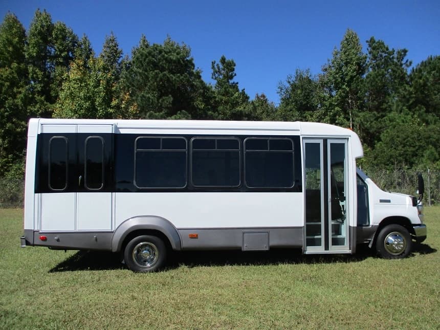 2009 Elkhart Coach Ford E450 Cutaway - Image 3