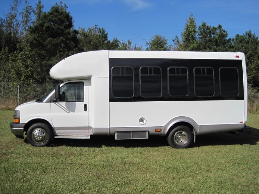 2009 Startrans Senator Chevrolet G3500 Cutaway - Image 4