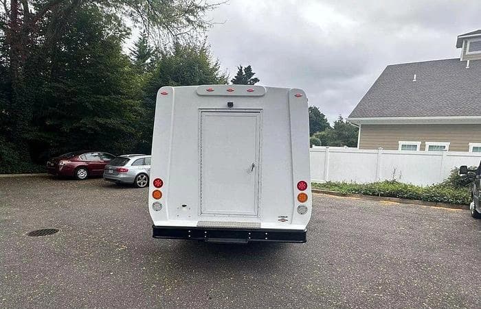 2021 Ford E-350 Cutaway - Image 4