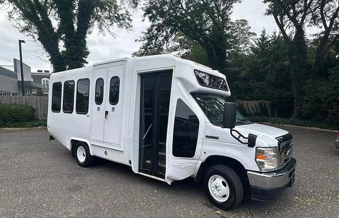 2021 Ford E-350 Cutaway - Image 13