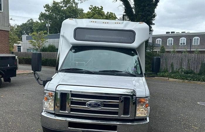2021 Ford E-350 Cutaway - Image 14