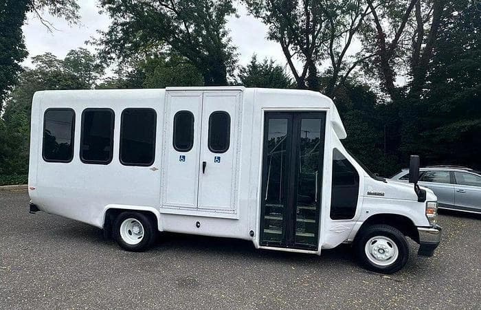 2021 Ford E-350 Cutaway - Image 15
