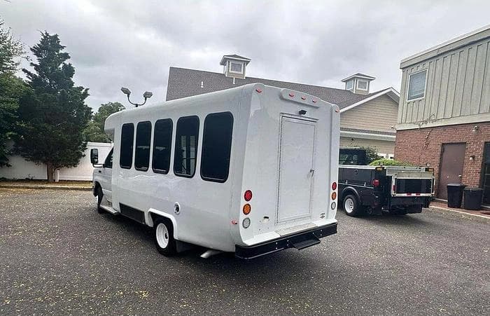 2021 Ford E-350 Cutaway - Image 17