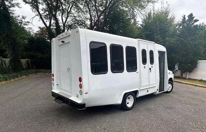 2021 Ford E-350 Cutaway - Image 19