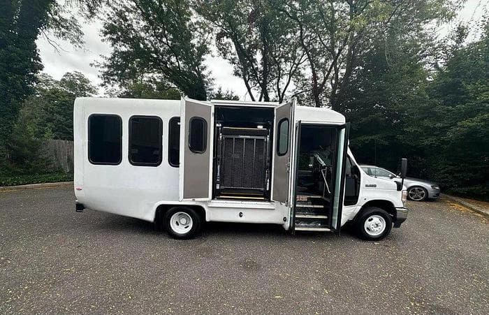 2021 Ford E-350 Cutaway - Image 23