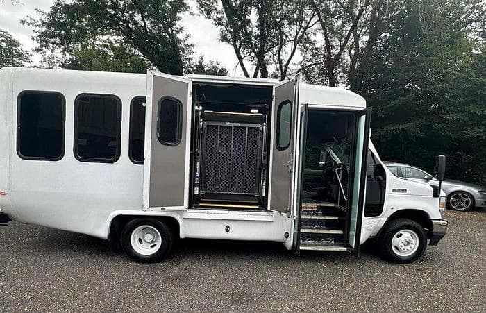 2021 Ford E-350 Cutaway - Image 27