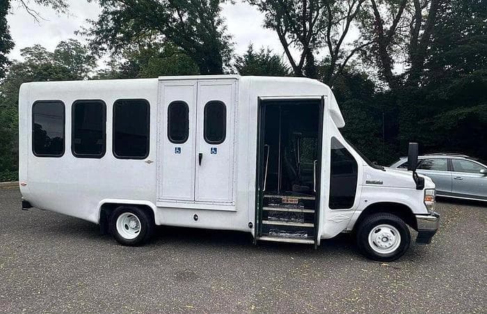 2021 Ford E-350 Cutaway - Image 28