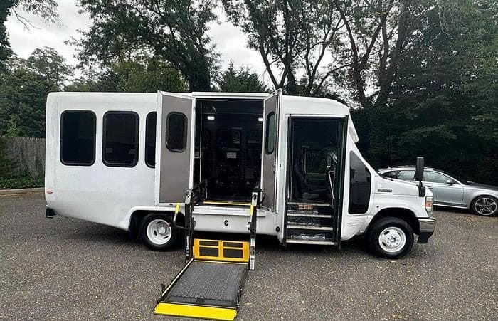 2021 Ford E-350 Cutaway - Image 34