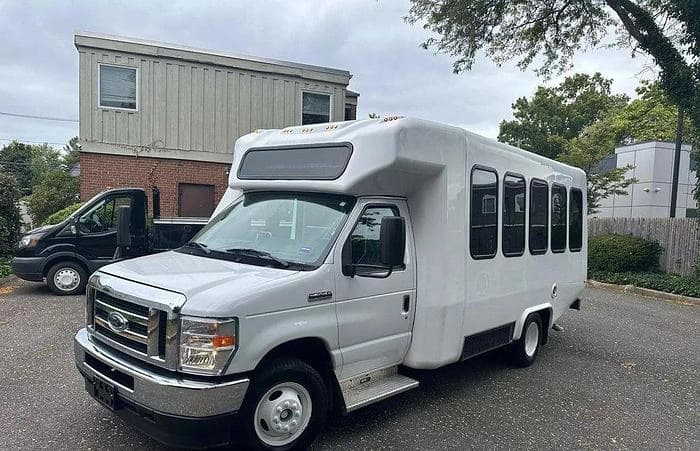 2021 Ford E-350 Cutaway - Image 2