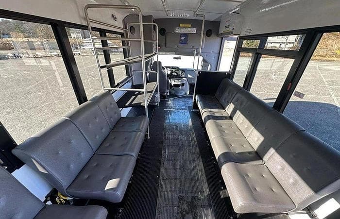2016 Ford E450 Cutaway Shuttle Bus - Image 14