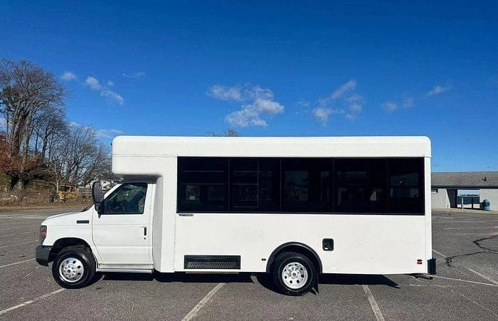 2016 Ford E450 Cutaway Shuttle Bus - Image 15