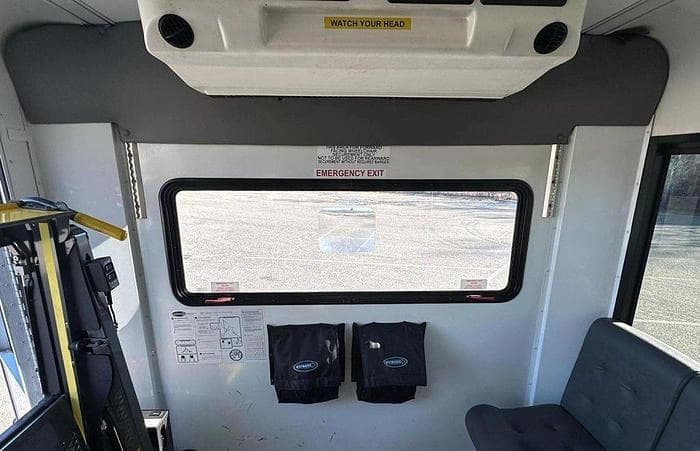 2016 Ford E450 Cutaway Shuttle Bus - Image 17
