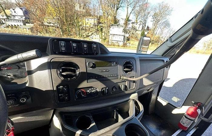 2016 Ford E450 Cutaway Shuttle Bus - Image 19