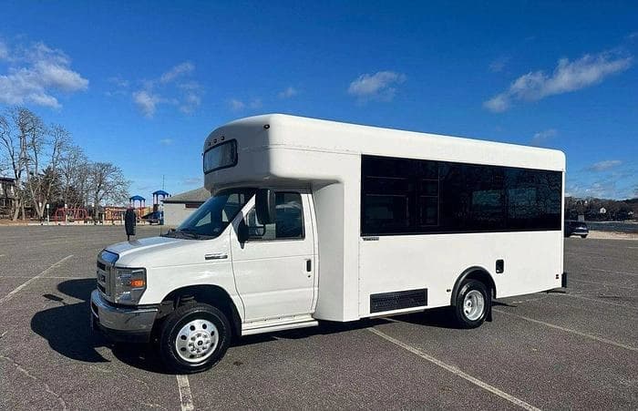 2016 Ford E450 Cutaway Shuttle Bus - Image 6