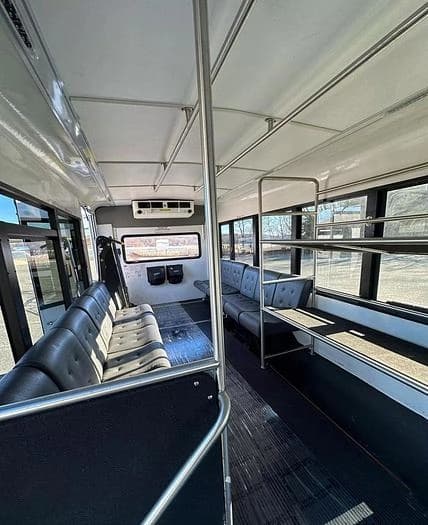 2016 Ford E450 Cutaway Shuttle Bus - Image 21