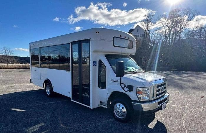2016 Ford E450 Cutaway Shuttle Bus - Image 23