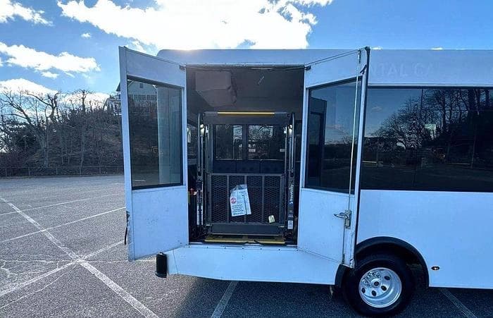 2016 Ford E450 Cutaway Shuttle Bus - Image 24