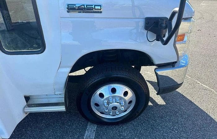 2016 Ford E450 Cutaway Shuttle Bus - Image 28