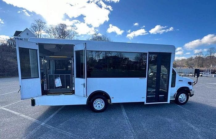 2016 Ford E450 Cutaway Shuttle Bus - Image 31