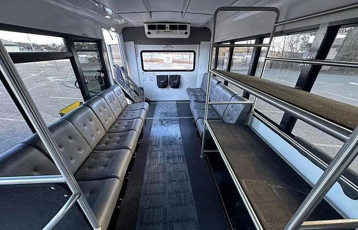 2016 Ford E450 Cutaway Shuttle Bus - Image 32