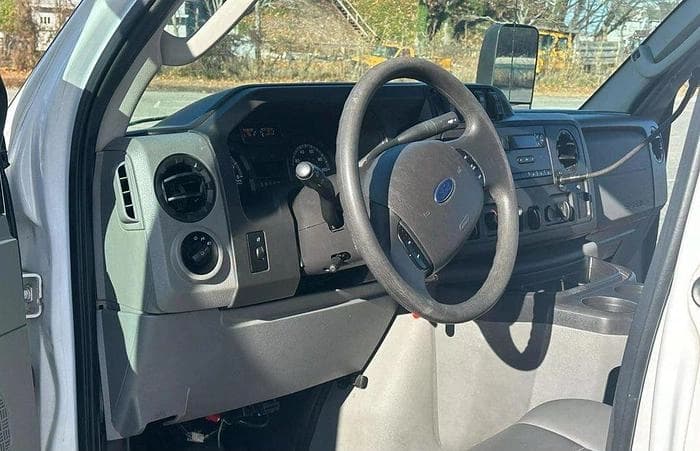 2016 Ford E450 Cutaway Shuttle Bus - Image 8