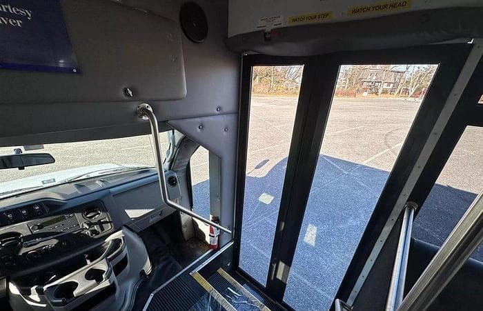 2016 Ford E450 Cutaway Shuttle Bus - Image 33