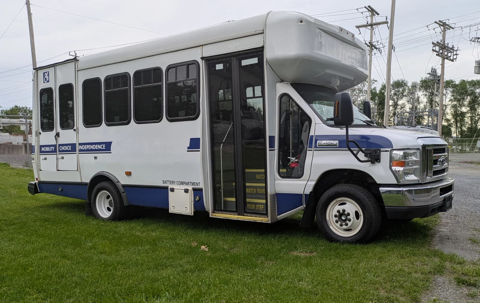 2017 Ford E450 Ford  - Image 3