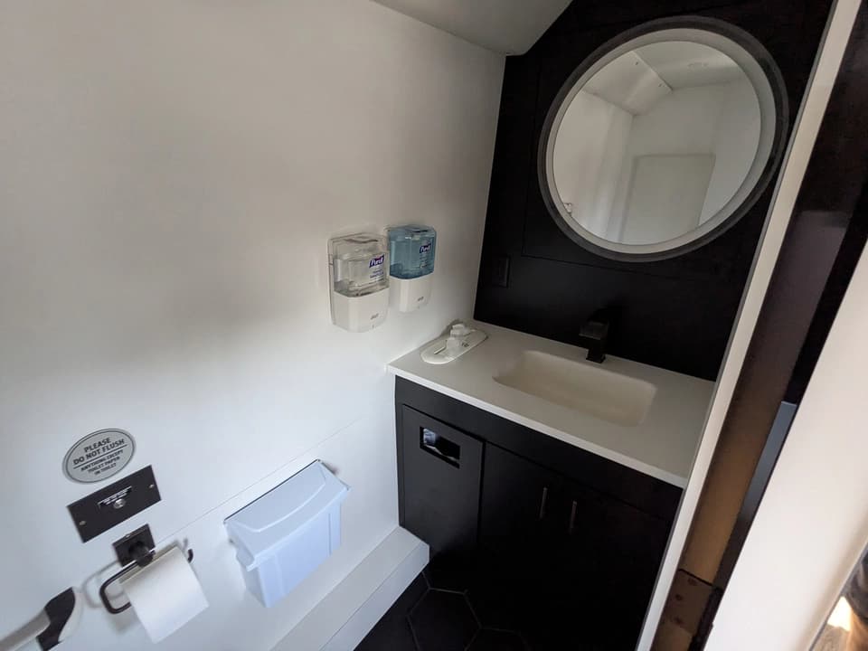 2019 Prevost X3-45 Motor Coach - Image 11