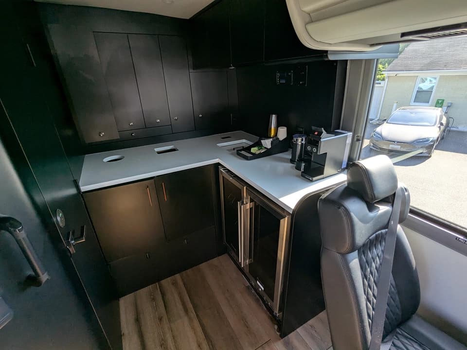 2019 Prevost X3-45 Motor Coach - Image 10