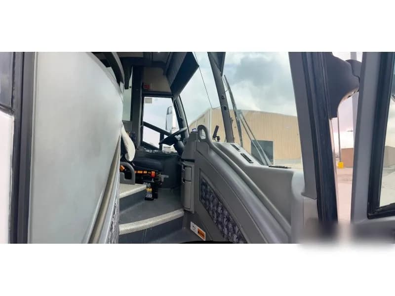 2011 MCI J4500 Motor Coach - Image 5