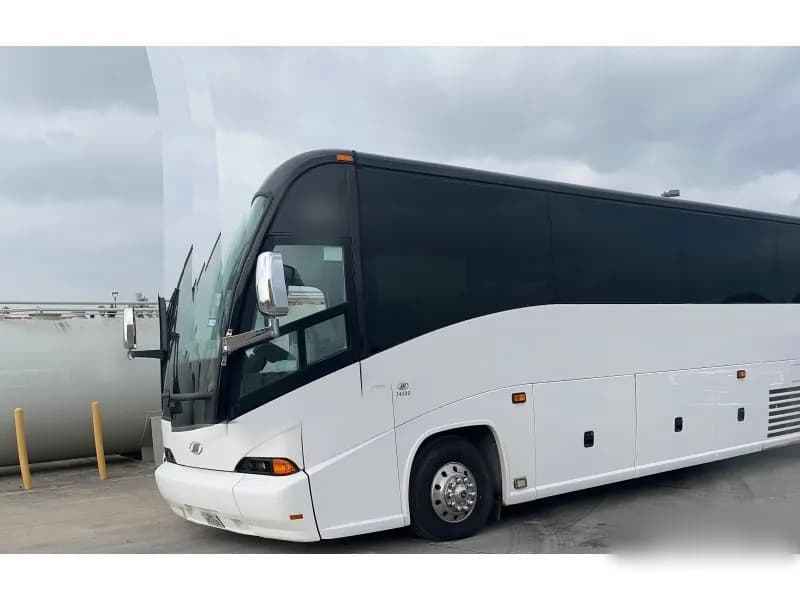 2011 MCI J4500 Motor Coach - Image 2
