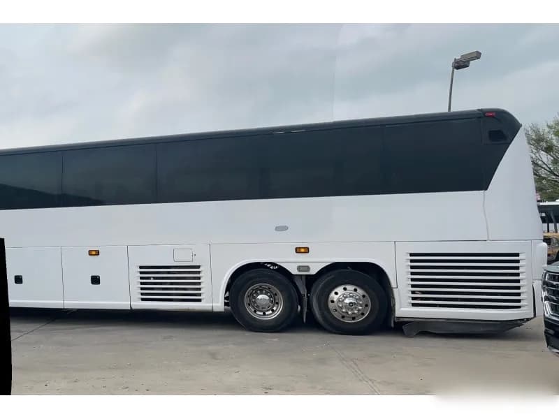 2011 MCI J4500 Motor Coach - Image 3