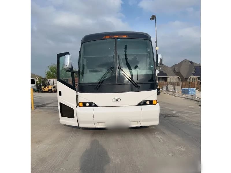2011 MCI J4500 Motor Coach - Image 4