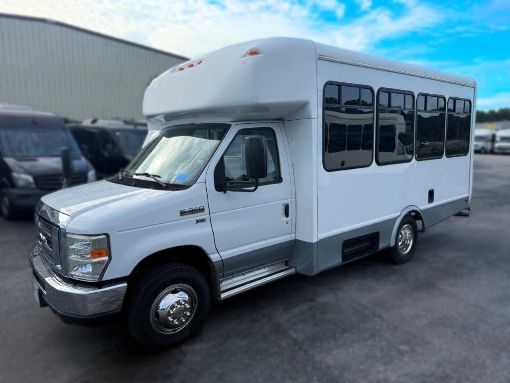 2016 StarTrans Senator Shuttle Bus - Image 2