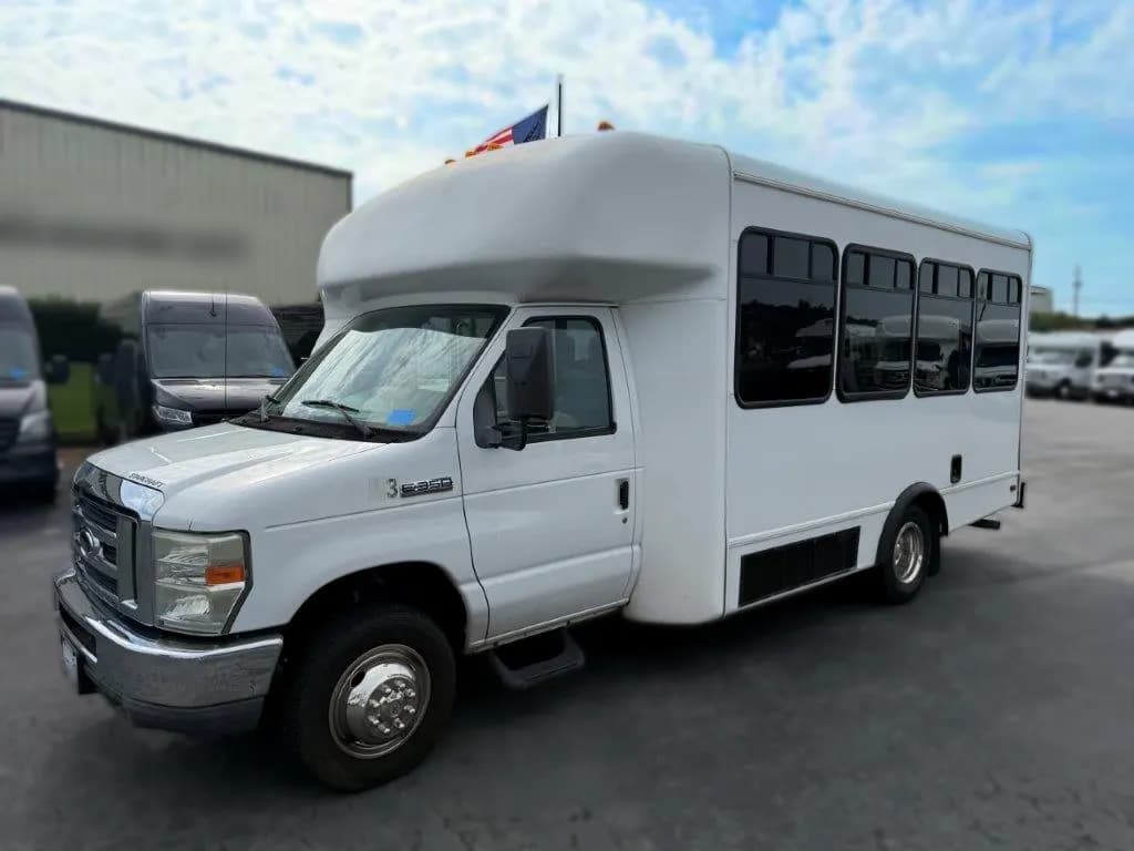 2010 Starcraft Allstar Shuttle Bus - Image 2