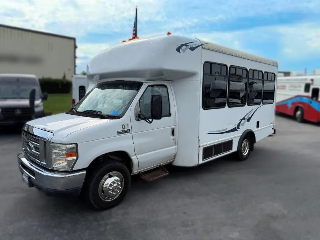 2008 Starcraft Allstar Shuttle Bus - Image 2