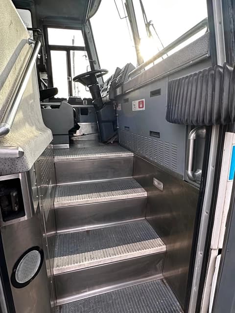 2009 MCI D4505 Motor Coach - Image 8