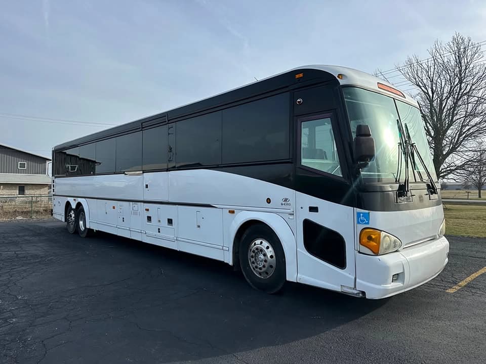 2009 MCI D4505 Motor Coach - Image 1