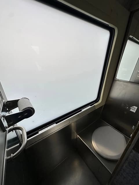 2009 MCI D4505 Motor Coach - Image 11