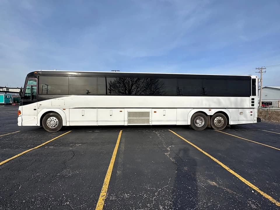 2009 MCI D4505 Motor Coach - Image 3