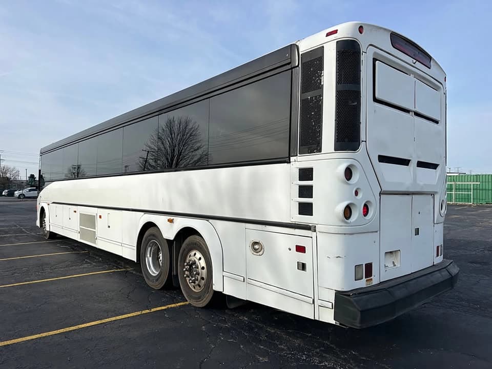 2009 MCI D4505 Motor Coach - Image 2