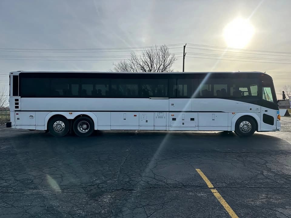 2009 MCI D4505 Motor Coach - Image 5