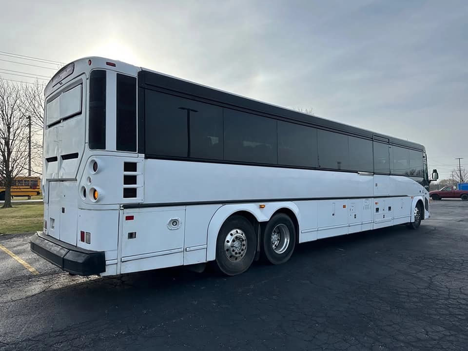 2009 MCI D4505 Motor Coach - Image 4