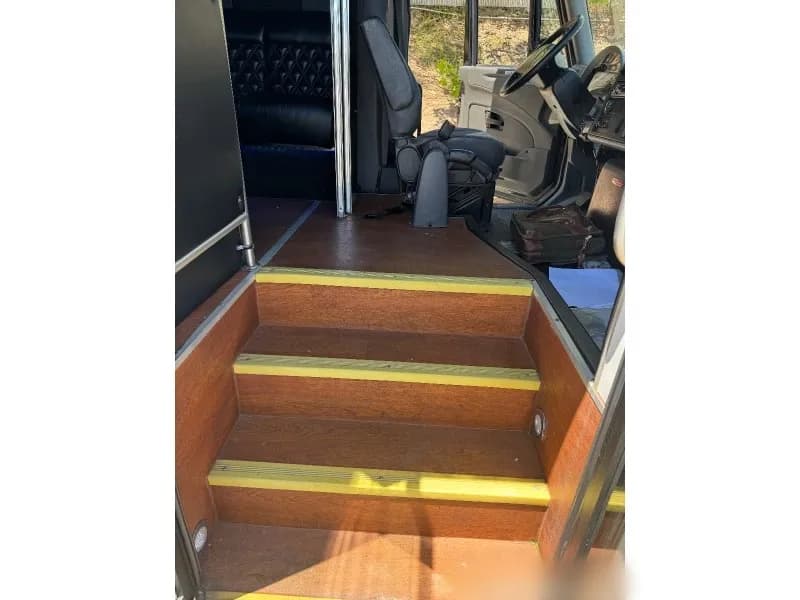 2014 International 3400 Limo Bus - Image 2
