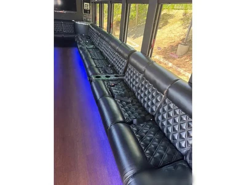 2014 International 3400 Limo Bus - Image 5
