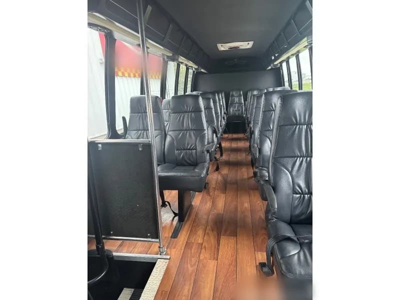 2013 Ford F-550 Shuttle Bus - Image 3