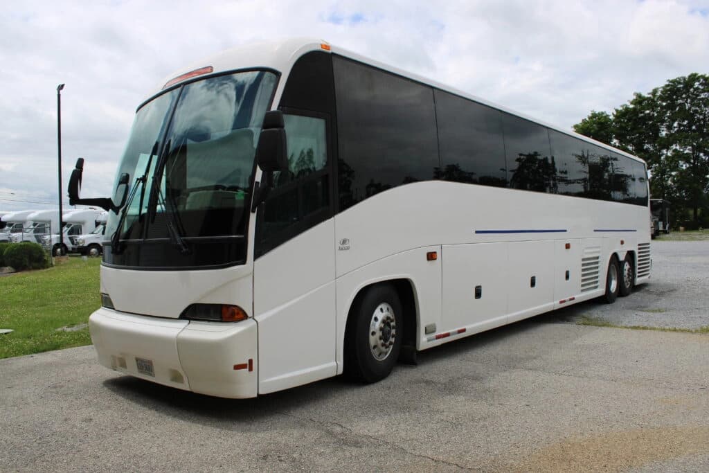 2002 MCI J4500 Coach Bus - Image 1